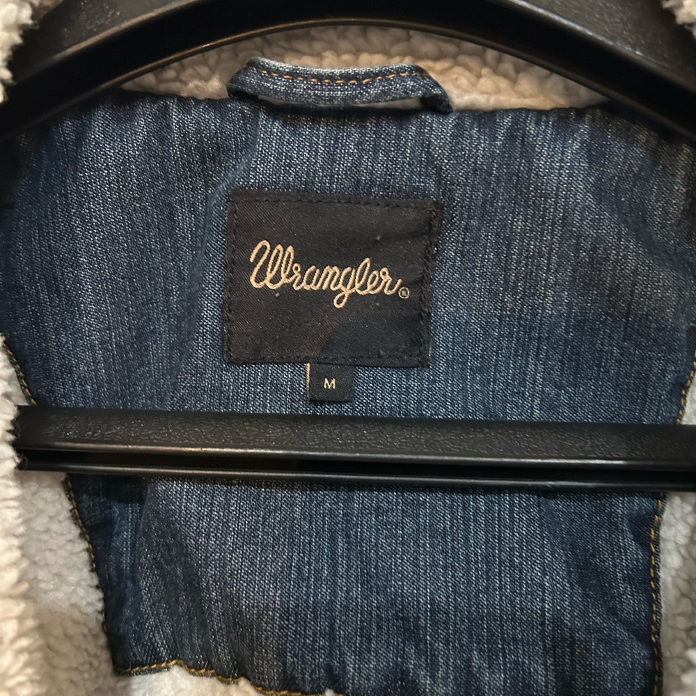 Wrangler Men's Dark Blue Denim Jacket with Cream Sherpa Lining - Picture 5 of 11